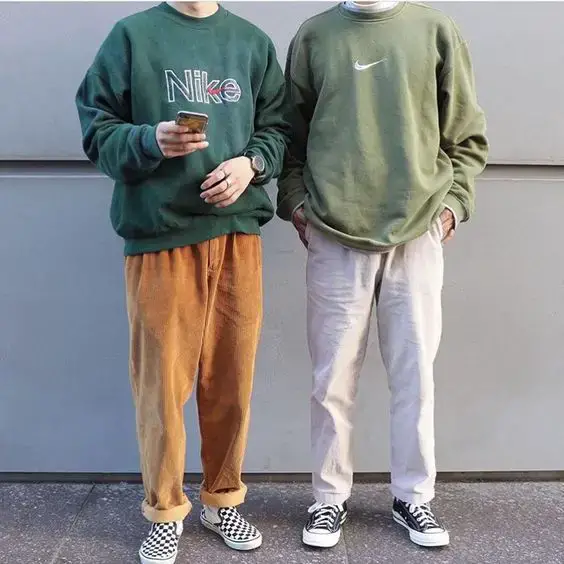 dua remaja berpakaian dengan gaya anak laki-laki yang lembut